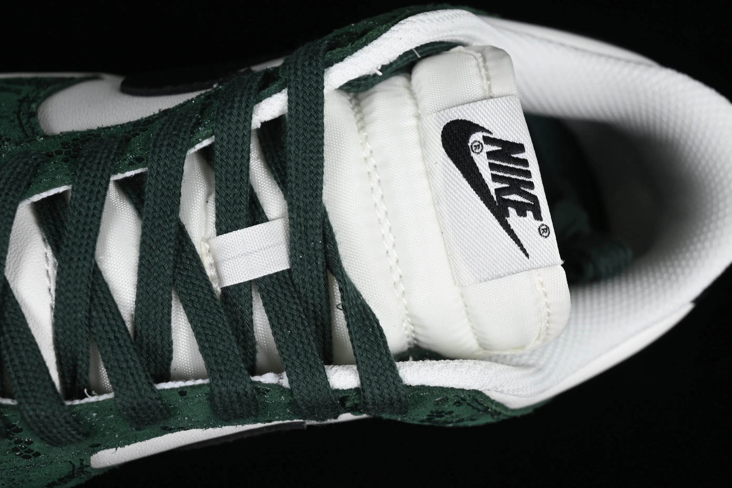 All categories Nk SB Dunk series Nk SB Dunk Low low-top sneakers Nk Dunk Low "Green Snake" white-green snake pattern SB low-top casual sports skateboard shoes FQ8893-397